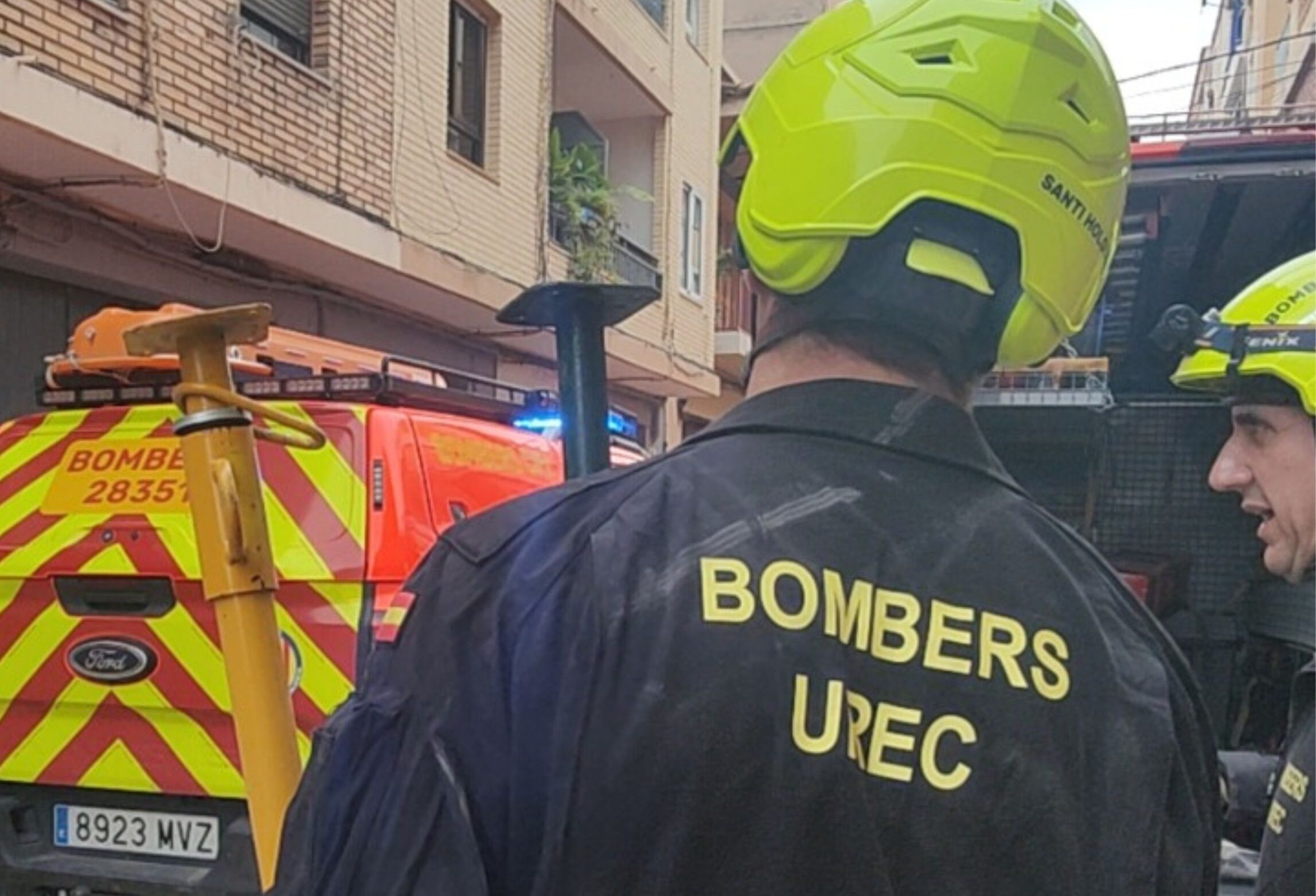 Bomberos trabajando en la evacuación de un edificio en Alfafar