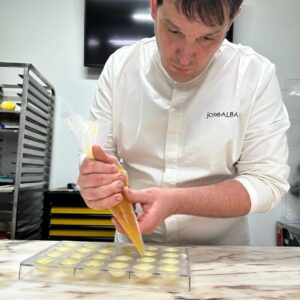 José Alba trabajando en la elaboración de chocolates en su taller.