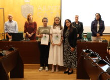 Ceremonia de reconocimiento en el Ayuntamiento de Catarroja con varias personas presentes.