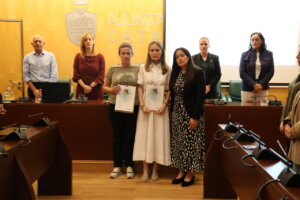 Ceremonia de reconocimiento en el Ayuntamiento de Catarroja con varias personas presentes.