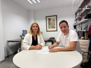 Firma de acuerdo entre el alcalde y la portavoz del PP en Foios