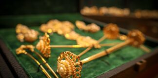 Pintes y adreços dorados para las Falleres Majors de Torrent 2026