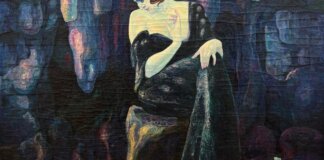 Pintura de mujer en cueva con vestido oscuro y fondo colorido