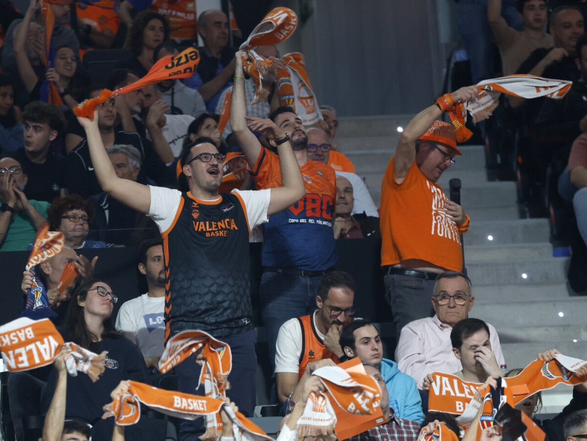 Aficionados animando al Valencia Basket en el Roig Arena