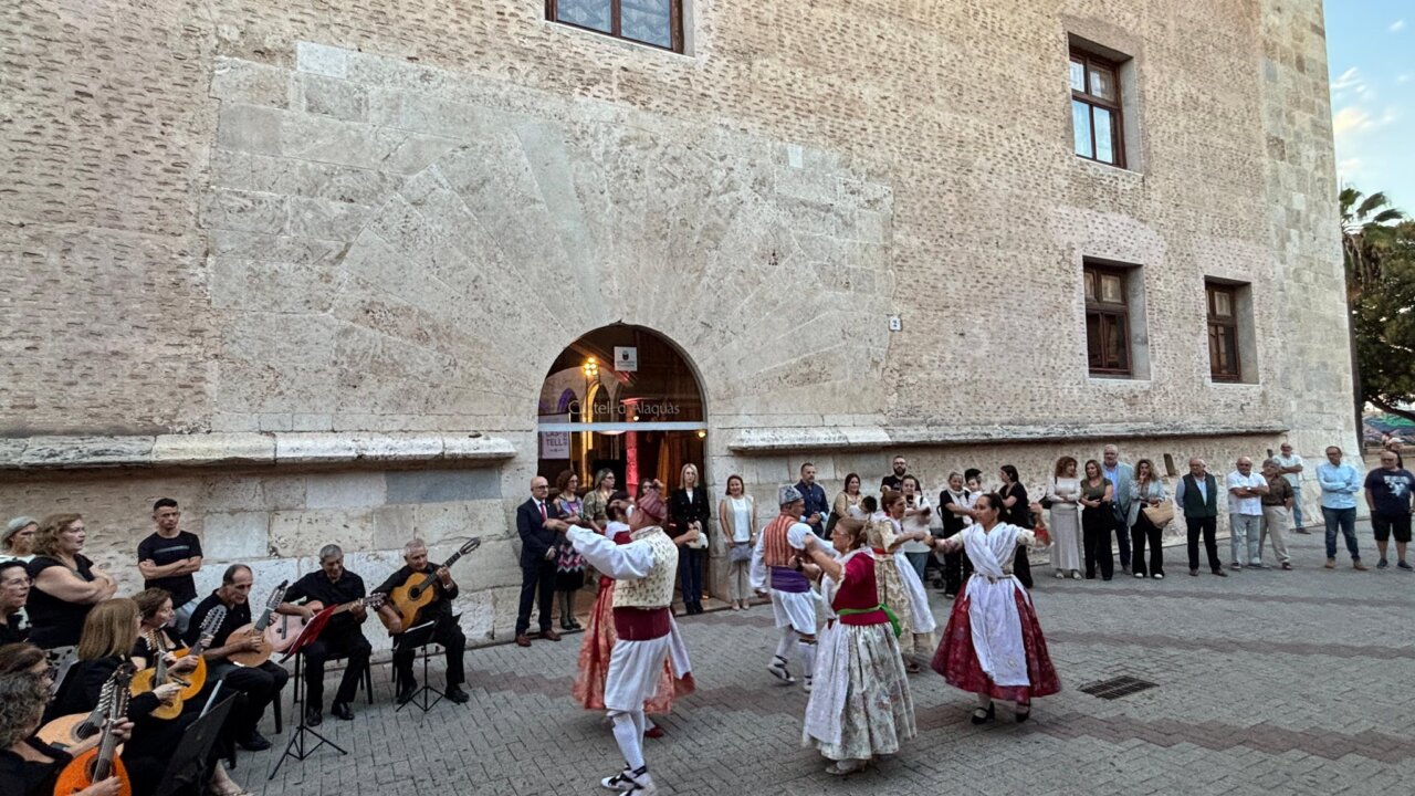 Gente bailando en la gala de los Premios Castell d’Alaquàs