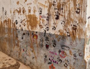 Muro con huellas de manos y mensajes en homenaje a las víctimas