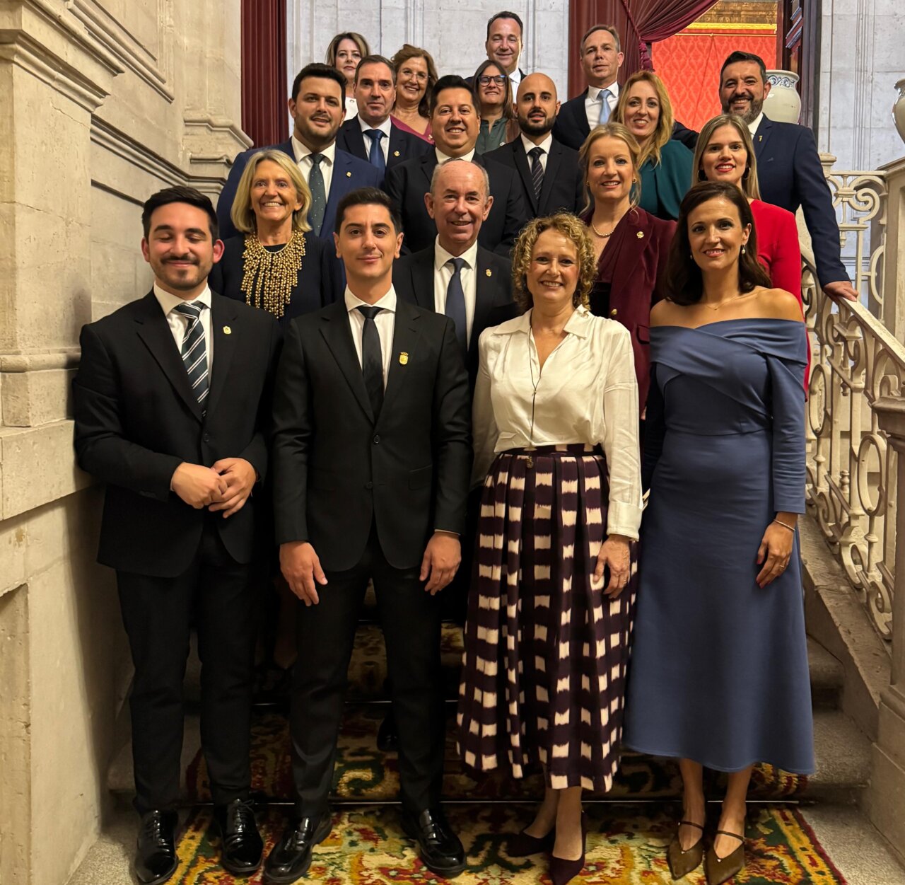 Varios alcaldes posando en la recepción oficial con los Reyes de España