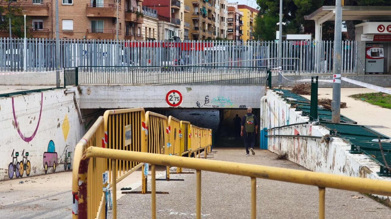 Entrada al túnel en Aldaia con barrera amarilla y grafitis