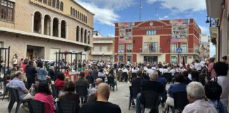 Concierto en la plaza del Ayuntamiento de Rafelbunyol durante el 9 d'Octubre.