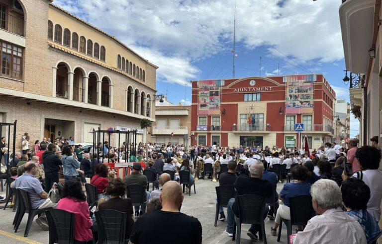 Concierto en la plaza del Ayuntamiento de Rafelbunyol durante el 9 d'Octubre.