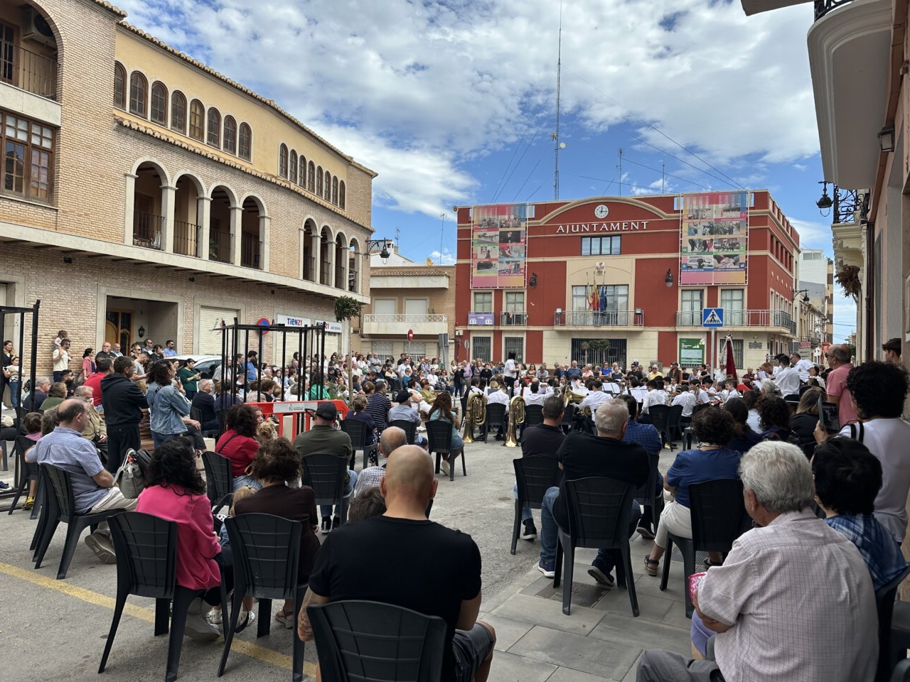 Concierto en la plaza del Ayuntamiento de Rafelbunyol durante el 9 d'Octubre.