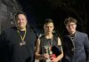 Alfara del Patriarca impulsa la segona edición d’Alfara de Nit per dinamitzar l’oci juvenil al municipi Tres jóvenes posando con trofeos en el evento Alfara de Nit