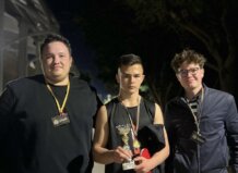 Alfara del Patriarca impulsa la segona edición d’Alfara de Nit per dinamitzar l’oci juvenil al municipi Tres jóvenes posando con trofeos en el evento Alfara de Nit