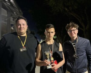 Tres jóvenes posando con trofeos en el evento Alfara de Nit