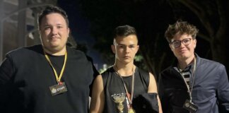 Tres jóvenes posando con trofeos en el evento Alfara de Nit