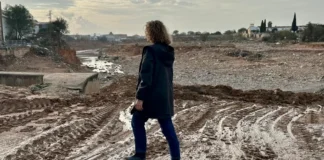 Alcaldesa de Torrent caminando por un terreno afectado por la DANA