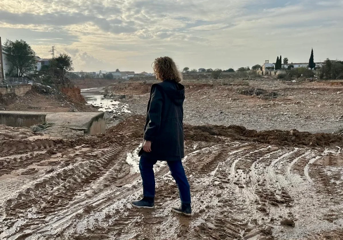 Alcaldesa Amparo Folgado caminando por terreno afectado por DANA