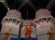Junta Central Fallera aprueba presupuesto 2026 con énfasis en digitalización y en el 10º aniversario de la UNESCO Fuegos artificiales sobre las Torres de Serranos en Valencia durante el aniversario de las Fallas.