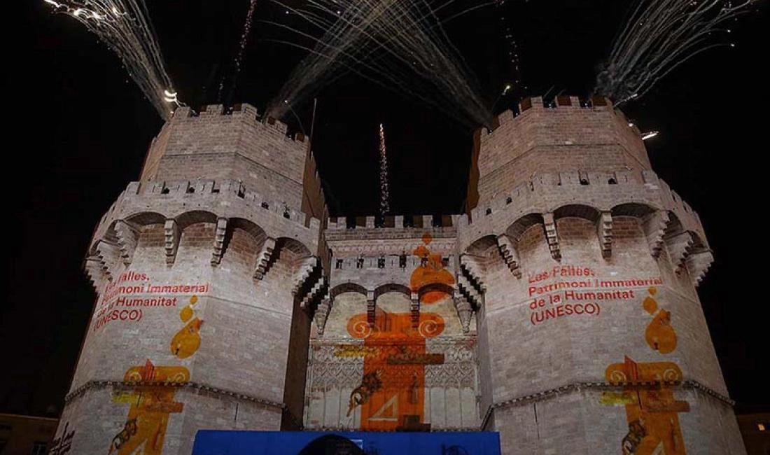 Fuegos artificiales sobre las Torres de Serranos en Valencia durante el aniversario de las Fallas.