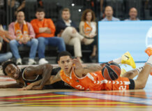 Jugadores de Valencia Basket luchando por el balón en el Roig Arena.
