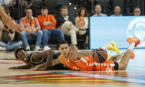 Jugadores de Valencia Basket luchando por el balón en el Roig Arena.