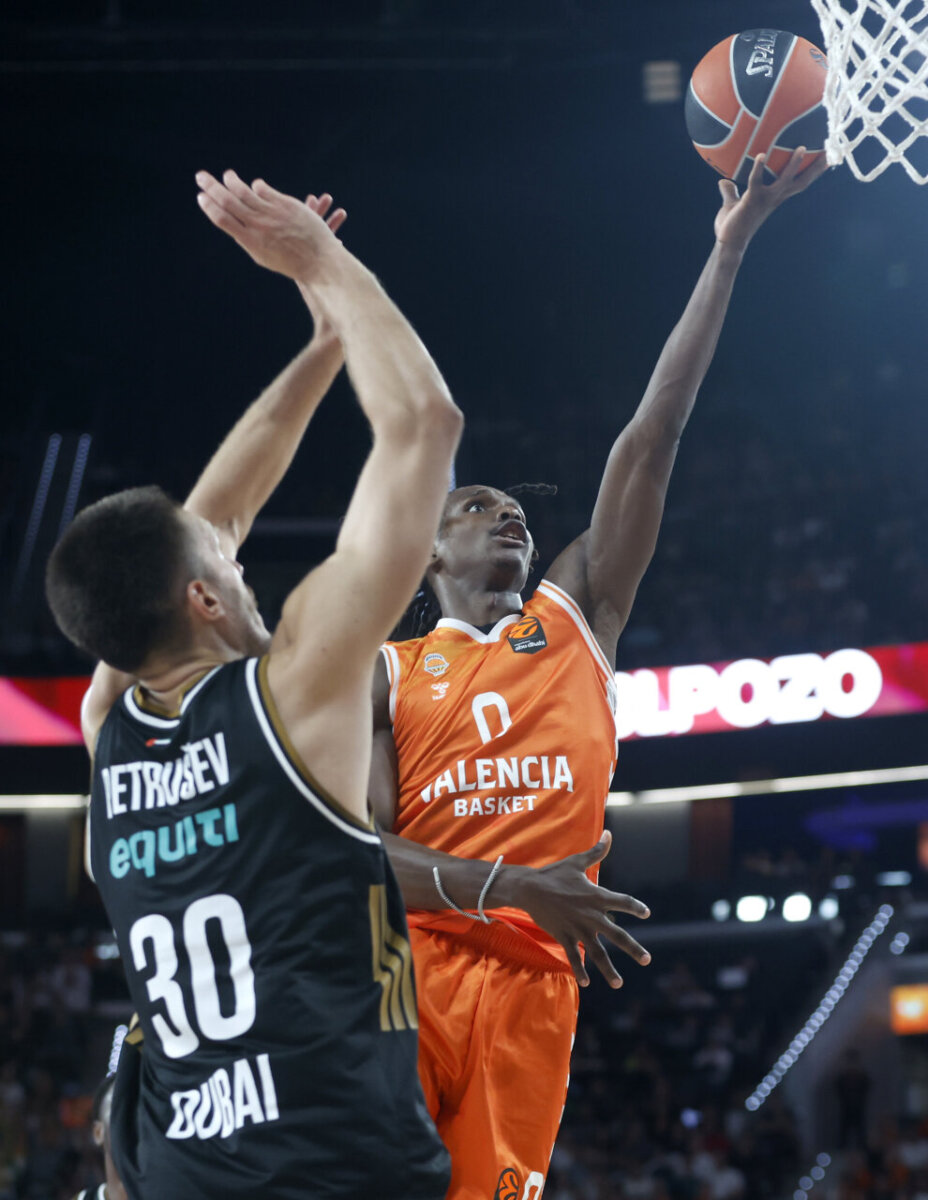 Jugador de Valencia Basket realizando un tiro durante el partido contra Dubai.