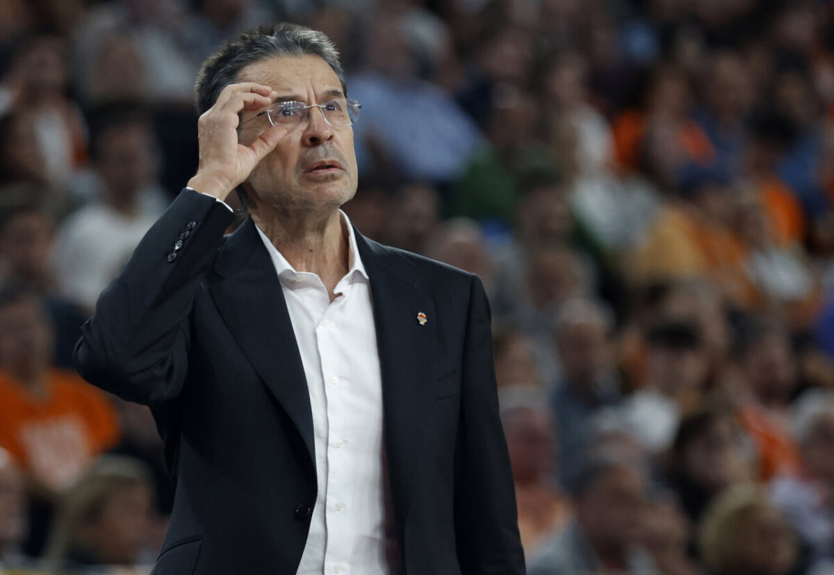Entrenador del Valencia Basket observando el partido contra Dubai