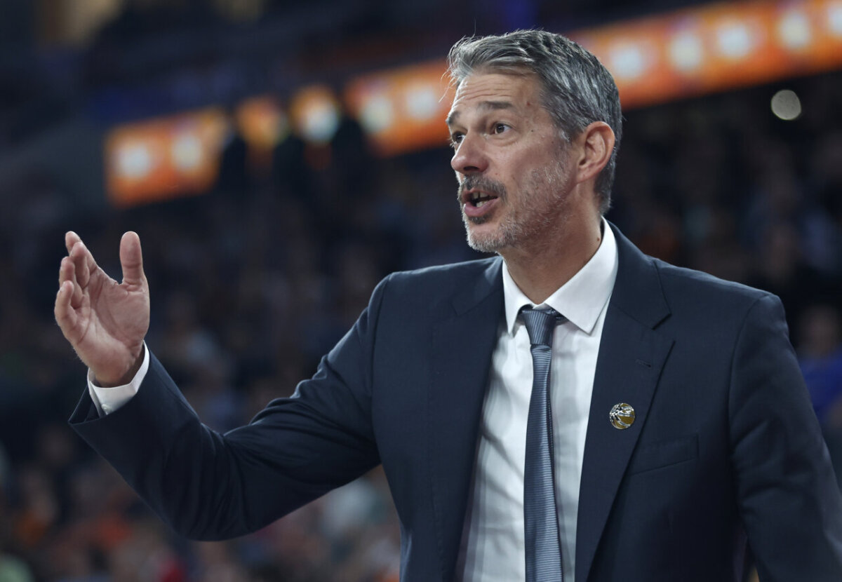 Entrenador Pedro Martínez dirigiendo al Valencia Basket durante un partido