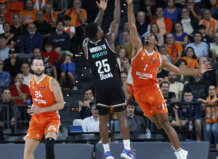 Kameron Taylor y Omari Moore compiten en un emocionante partido de baloncesto.