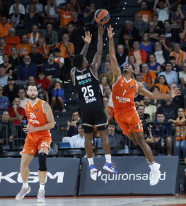 Kameron Taylor y Omari Moore compiten en un emocionante partido de baloncesto.