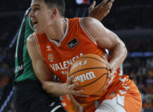 El Valencia Basket derrota al Joventut Badalona por 102-90 en su regreso a la Liga Endesa Jugador del Valencia Basket luchando por el balón durante un partido