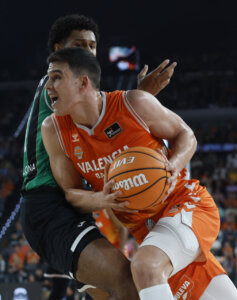 Jugador del Valencia Basket luchando por el balón durante un partido