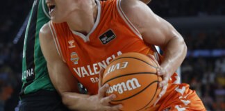 El Valencia Basket derrota al Joventut Badalona por 102-90 en su regreso a la Liga Endesa Jugador del Valencia Basket luchando por el balón durante un partido
