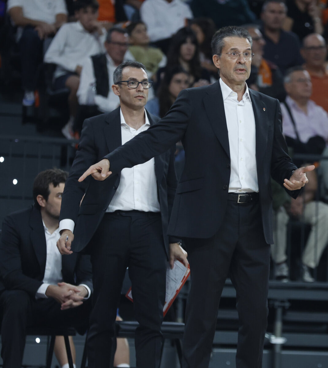 Pedro Martínez dirigiendo al Valencia Basket durante un partido