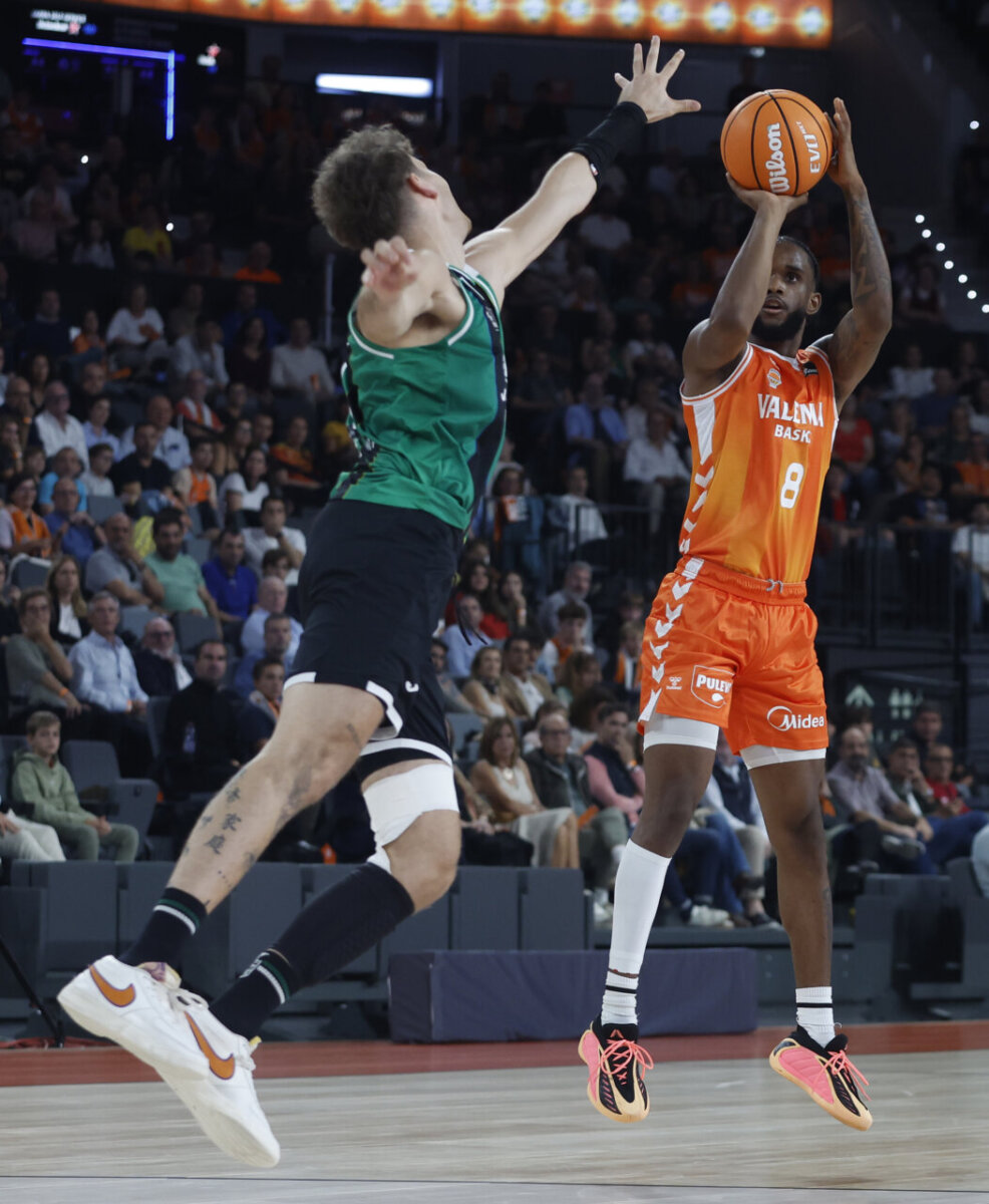 Jugador del Valencia Basket lanzando a canasta durante un partido