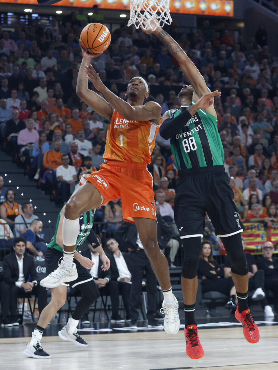 Jugador del Valencia Basket en acción durante un partido contra el Joventut Badalona.