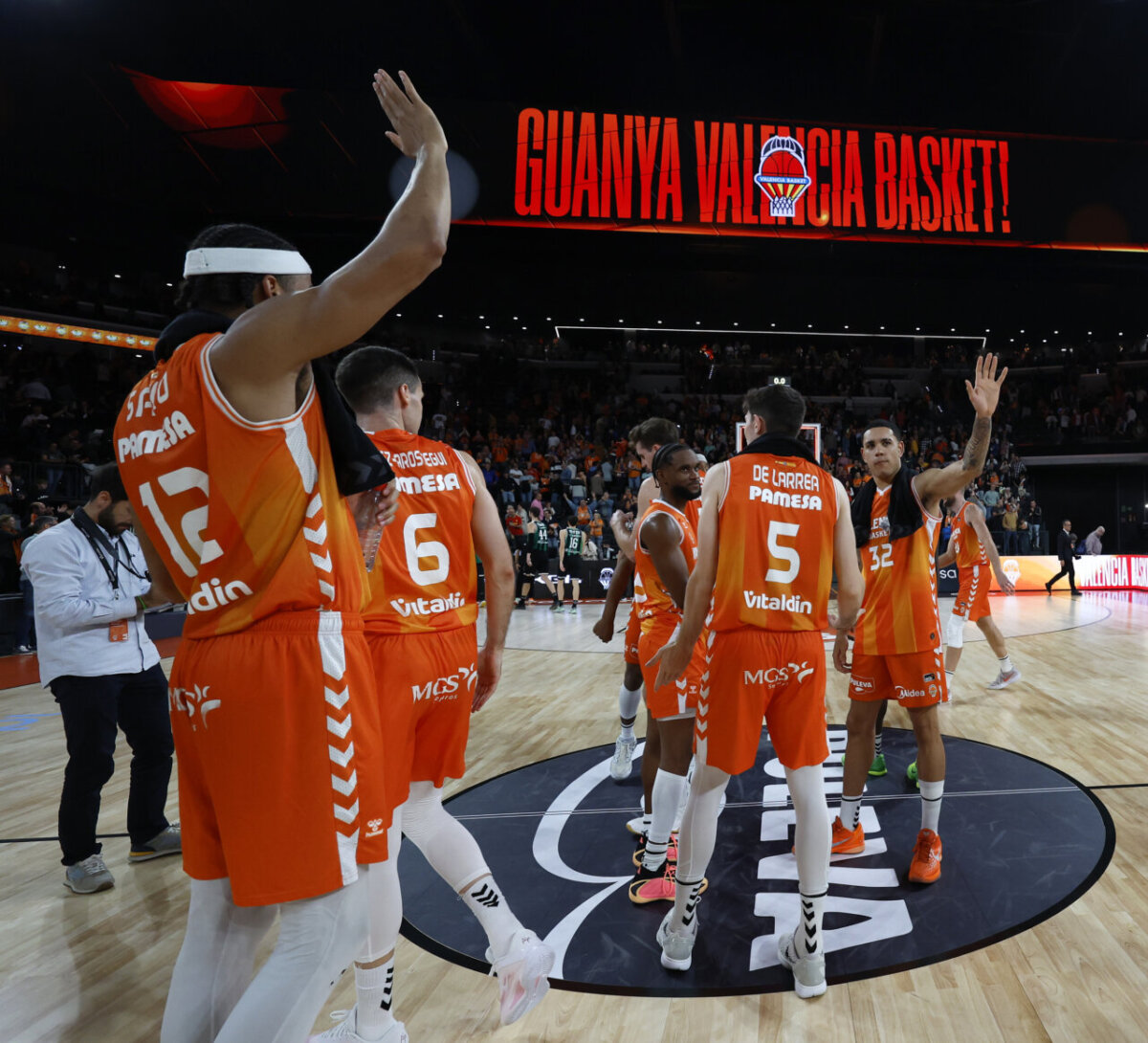 Jugadores del Valencia Basket celebrando en el Roig Arena tras una victoria