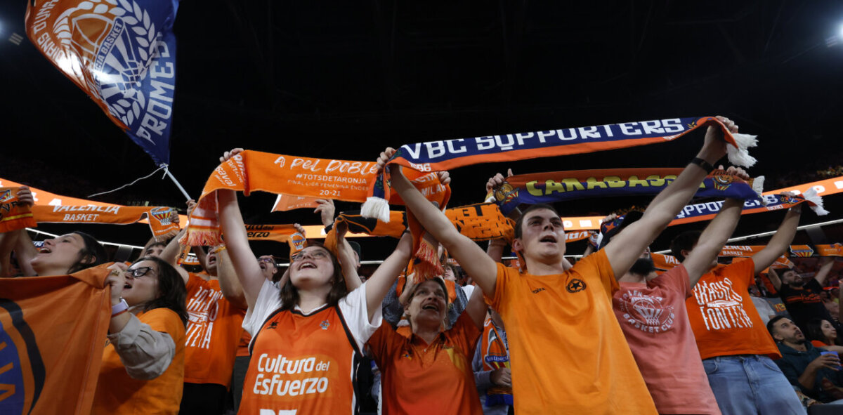Aficionados de Valencia Basket animando con bufandas en el Roig Arena.