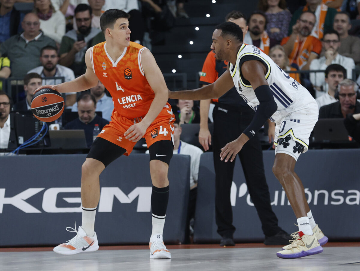 Jugadores de Valencia Basket y Fenerbahçe en un partido de EuroLeague.