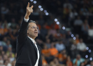 Entrenador Pedro Martínez dirigiendo al Valencia Basket durante un partido