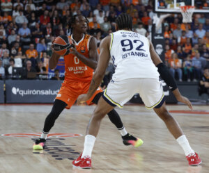 Jugador de Valencia Basket en acción durante el partido contra Fenerbahçe