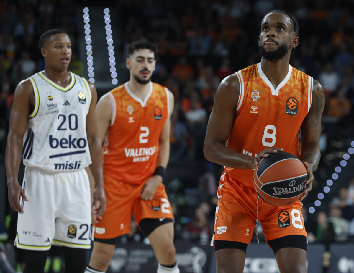 Jugador de Valencia Basket lanzando un tiro libre durante el partido