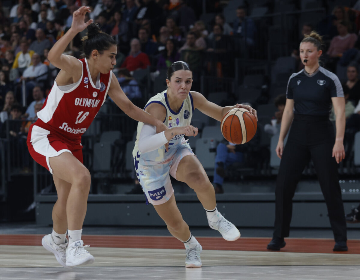 Jugadora de Valencia Basket driblando el balón durante el partido contra Olympiacos.