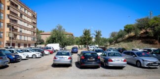 Aparcamiento en El Molí de Torrent con varios coches estacionados.
