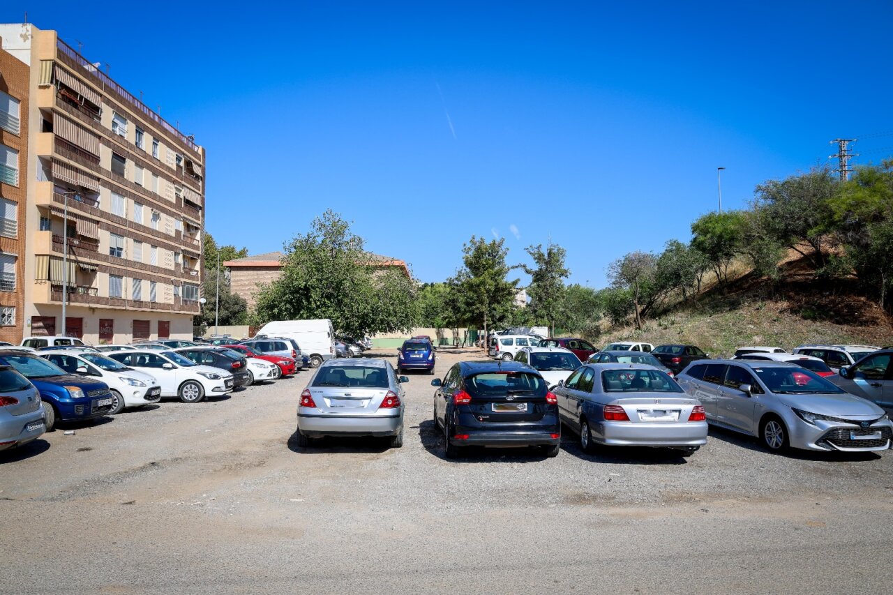 Aparcamiento en El Molí de Torrent con varios coches estacionados.