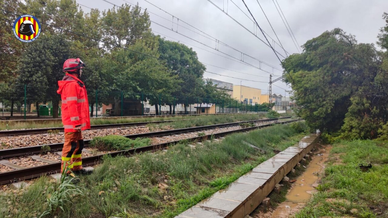 Bombero junto a las vías del metro tras la caída de un árbol