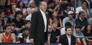 Pedro Martínez durante un partido de baloncesto con espectadores al fondo