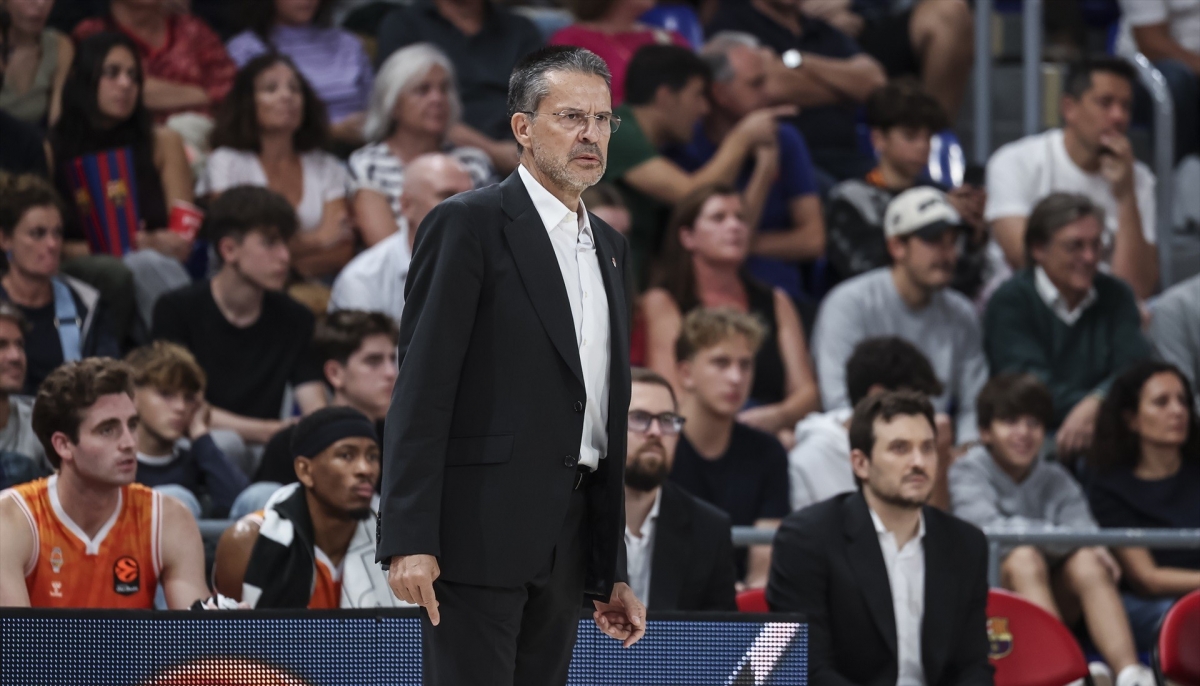 Pedro Martínez durante un partido de baloncesto con espectadores al fondo