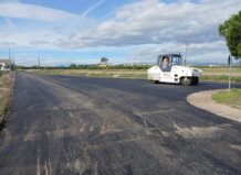 Maquinaria asfaltando el Camino del Mar en Foios
