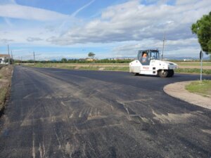 Maquinaria asfaltando el Camino del Mar en Foios